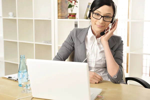 Portrait of a beautiful young businesswoman on the phone and hap — Stock Photo, Image