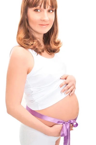 Зображення вагітної жінки, яка торкається її живота руками — стокове фото