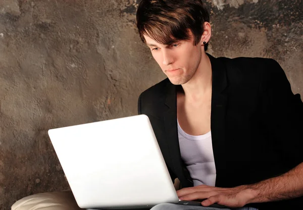 Homme d'affaires heureux en utilisant un ordinateur portable — Photo