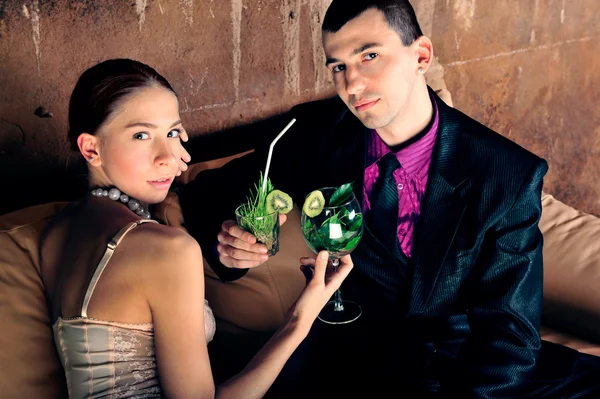 Mode stijl foto van een aantrekkelijke jonge paar — Stockfoto