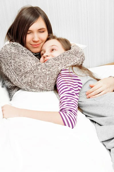 Kızı annesiyle birlikte gülümseyen — Stok fotoğraf