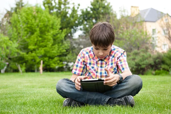 Молодий хлопчик на відкритому повітрі на траві на задньому дворі — стокове фото