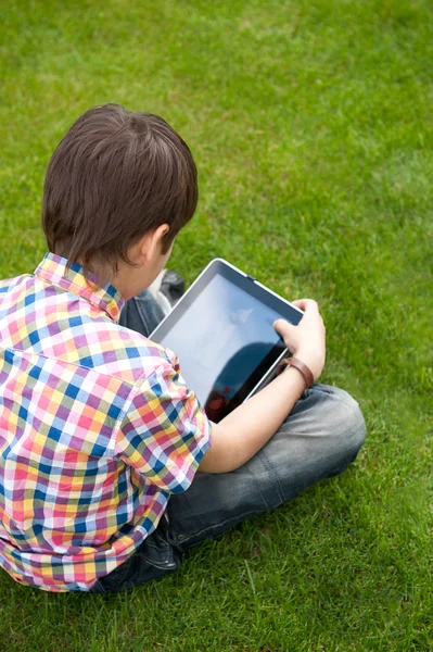 Молодий хлопчик на відкритому повітрі на траві на задньому дворі — стокове фото