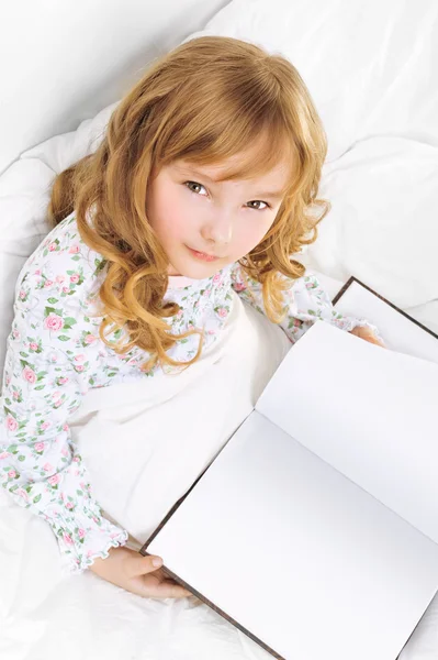 Närbild porträtt av bedårande liten flicka — Stockfoto