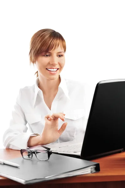 Mulher de negócios jovem em um computador portátil - isolado em branco — Fotografia de Stock