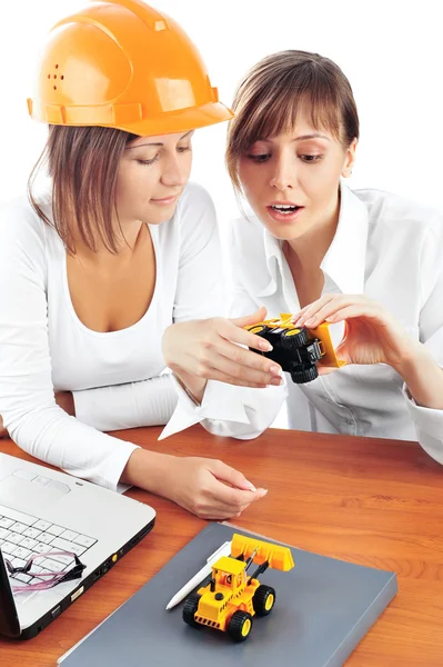Portrait de deux jeunes femmes discutant d'un projet de construction . — Photo
