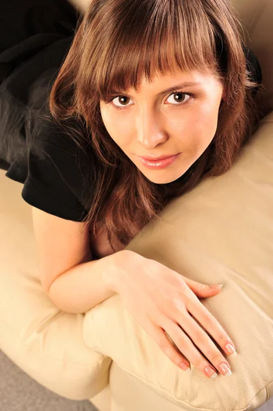 Closeup retrato de jovem bela mulher no sofá — Fotografia de Stock
