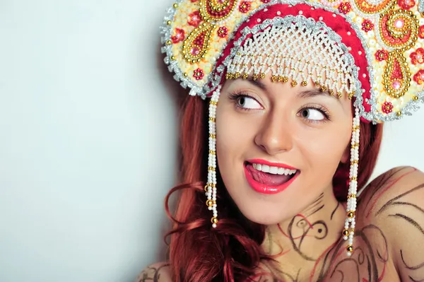 Крупный план портрета молодой красивой женщины в русской одежде — стоковое фото