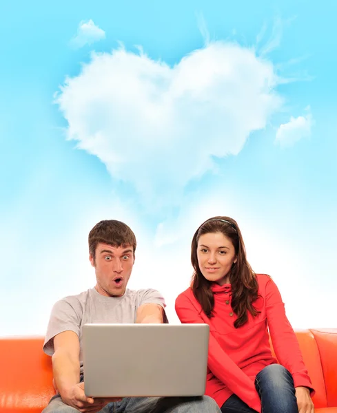 Portrét mladého páru pomocí počítače — Stock fotografie