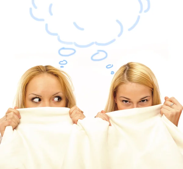 Duas mulheres sussurrando e incrível sob cobertor — Fotografia de Stock