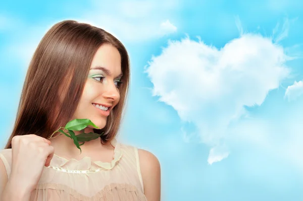 Ritratto di giovane bella donna con foglie verdi — Foto Stock
