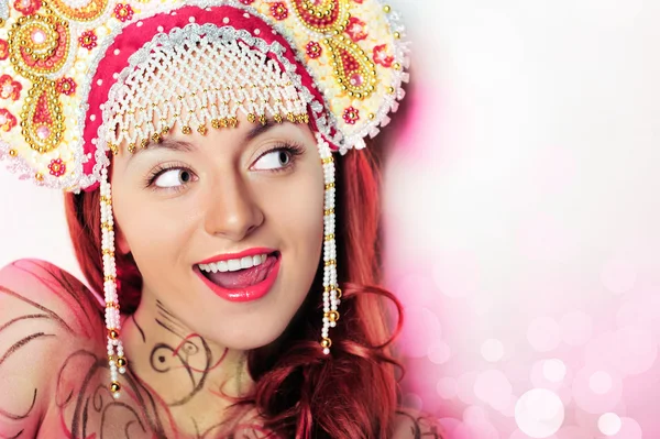 Close-up retrato de jovem bela mulher vestindo russo tradit — Fotografia de Stock
