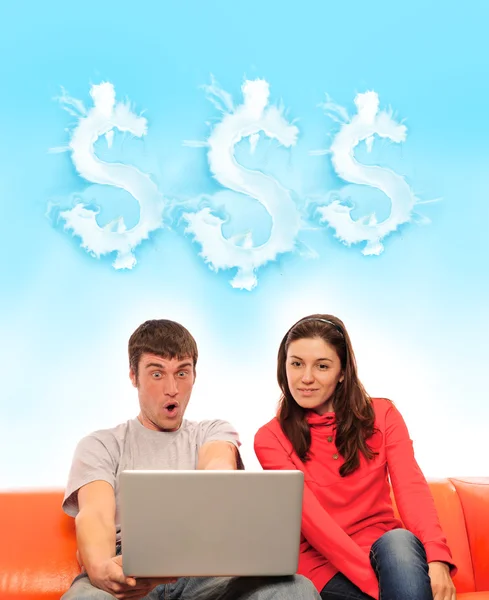 Porträtt av ett ungt par med en dator — Stockfoto
