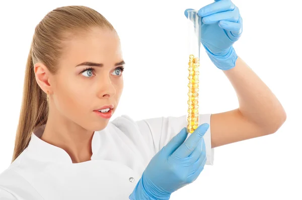 Isolerade vetenskapsman kvinna i labbrock med kemiska glasvaror. — Stockfoto