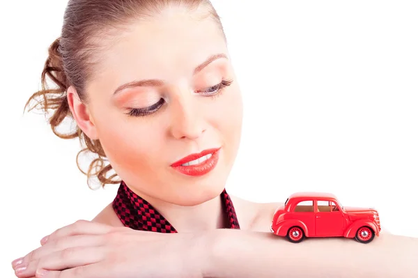 Nahaufnahme Porträt einer jungen hübschen Frau am Steuer eines kleinen Retro-Autos — Stockfoto