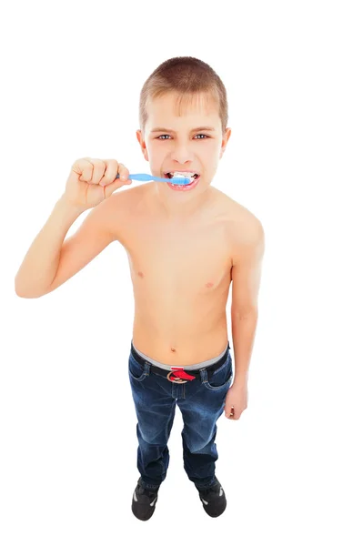 Schöner Junge beim Zähneputzen, isoliert auf weiß — Stockfoto
