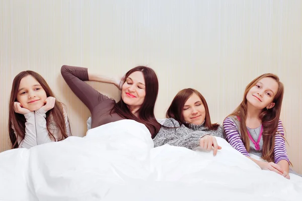 Ritratto di famiglia felice di sole ragazze di età diverse . — Foto Stock