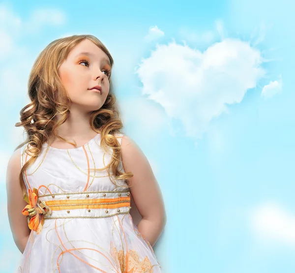 Nahaufnahme Porträt eines glücklichen kleinen Mädchens posiert vor weißer Wand — Stockfoto