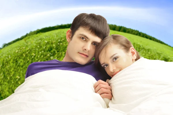 Junger Mann und Frau im Bett. Paar. — Stockfoto