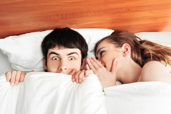 Jeune homme et femme au lit. Couple . — Photo