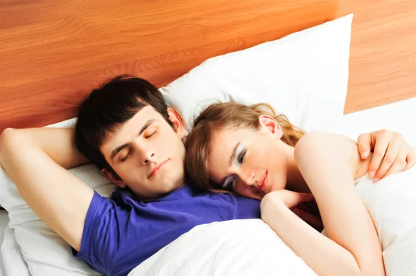 年轻的男人和女人在床上。夫妇. — 图库照片