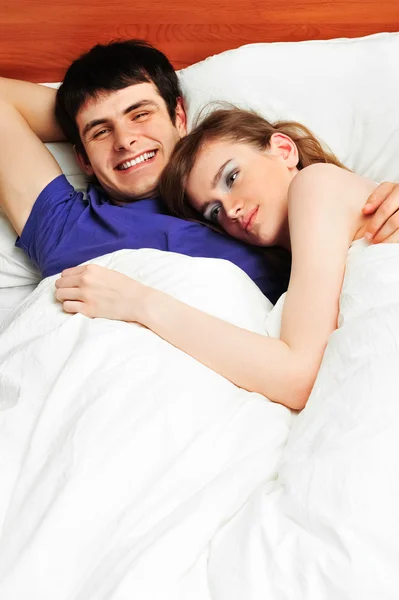 Jeune homme et femme au lit. Couple . — Photo