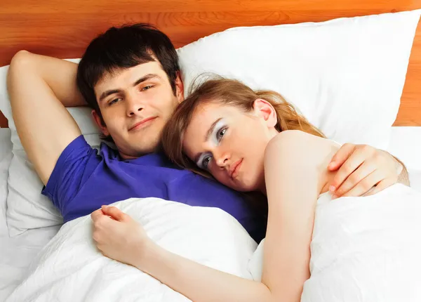 Jovem e mulher na cama. Casal. . — Fotografia de Stock
