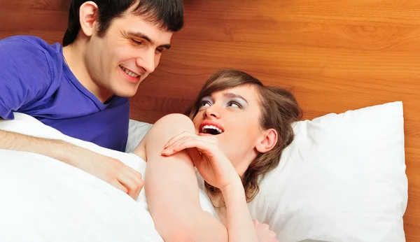 若い男とベッドの中で女性。カップル. — ストック写真