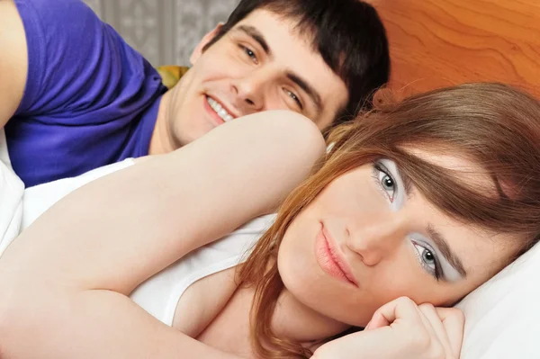 Genç erkek ve kadın yatakta. Çift. — Stok fotoğraf
