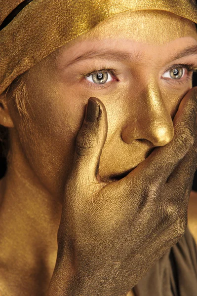 Ritratto di giovane donna sexy in vernice dorata — Foto Stock