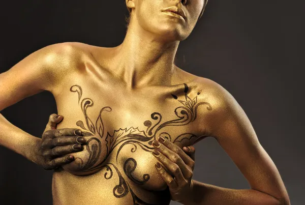Портрет молодой сексуальной женщины в золотой краске — стоковое фото