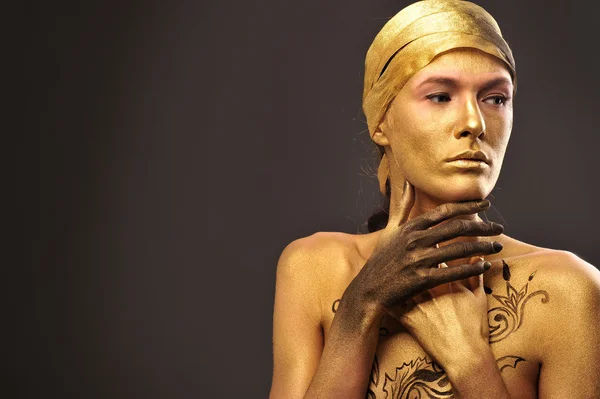 Πορτρέτο της σέξι κοπέλα σε χρυσό χρώμα — Φωτογραφία Αρχείου