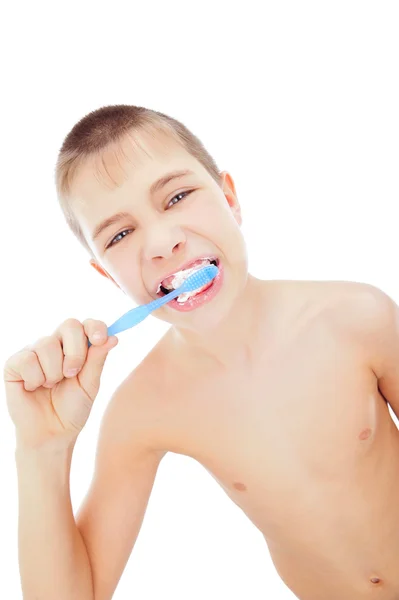 Schöner Junge beim Zähneputzen, isoliert auf weiß — Stockfoto