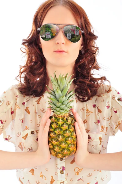 Vértes napszemüveg ananász tartja az ő nő portréja — Stock Fotó