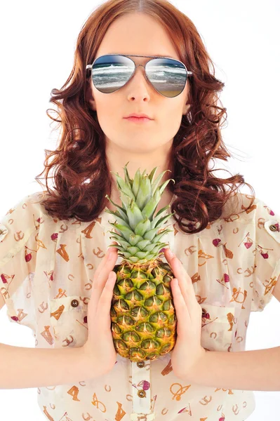 Retrato de cerca de la mujer en gafas de sol sosteniendo la piña en su —  Fotos de Stock