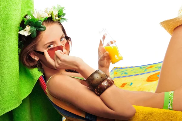 Retrato de mujer joven con sombrilla de playa —  Fotos de Stock