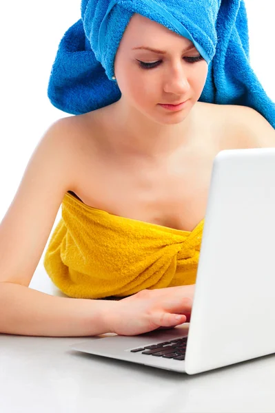 Genç, güzel, gülümseyen bir kadın dizüstü bilgisayarda parmak izi bırakıyor. — Stok fotoğraf