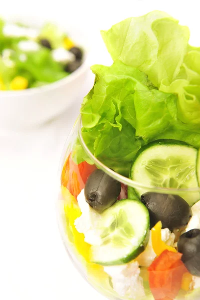 Primer plano estudio de toma de ensalada fresca en vidrio — Foto de Stock