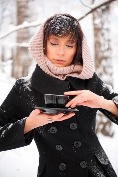Portrait of young beautiful woman standing alone in winter park — Stock Photo, Image