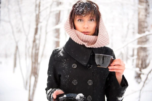 Portrait of young beautiful woman standing alone in winter park — Stock Photo, Image