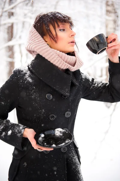 Retrato de jovem bela mulher de pé sozinha no parque de inverno — Fotografia de Stock