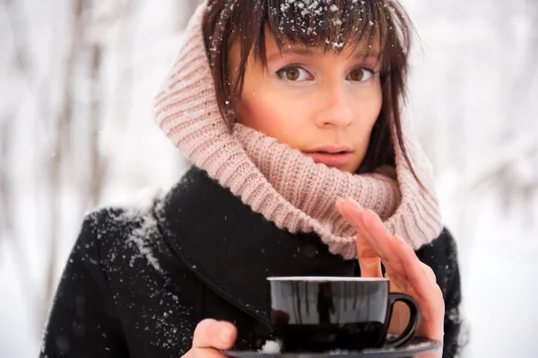 Portrét mladé krásné ženy stojící sám v zimě parku — Stock fotografie