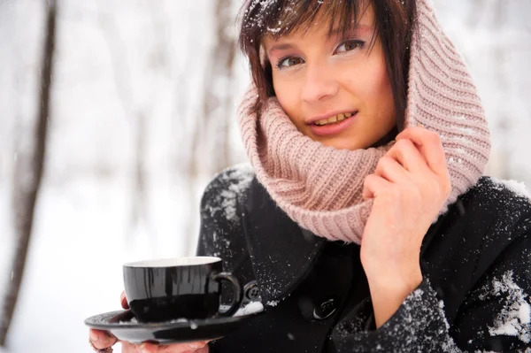 Ritratto di giovane bella donna in piedi da sola nel parco invernale — Foto Stock