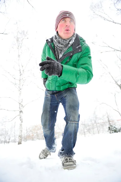 Portrait rapproché d'un jeune homme courant dans un parc d'hiver — Photo