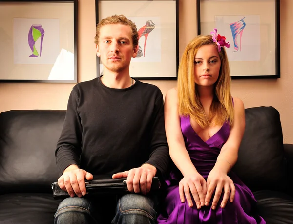 Usmíval se módní bohatý atraktivní pár sedí na pohovce — Stock fotografie