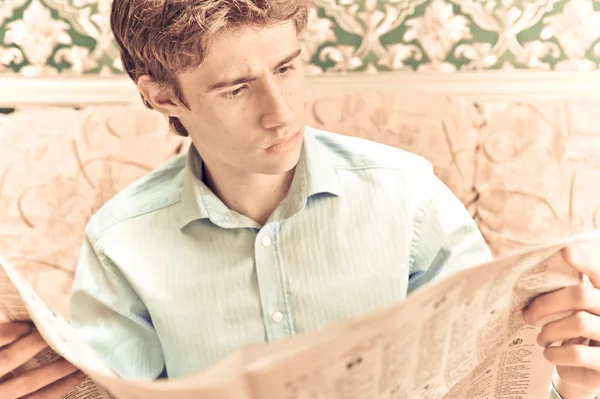 Closeup portret van jonge man met krant — Stockfoto
