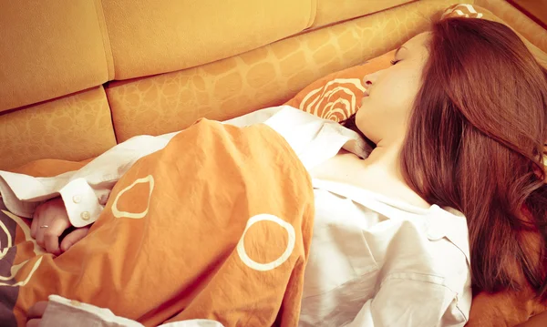 Retrato de cerca de la joven chica bonita acostada en su cama —  Fotos de Stock
