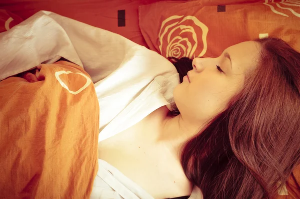 예쁜 소녀가 그녀의 침대에 누워의 클로 우즈 업 초상화 — 스톡 사진