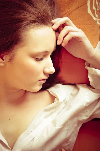 Portret zbliżenie ładny dziewczyna na jej łóżko — Zdjęcie stockowe