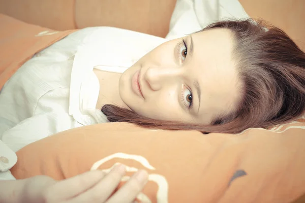 Портрет молодой красивой девушки, лежащей на кровати — стоковое фото